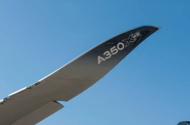 Zhukovsky, RUSSIA - 29 Ağustos 2019: Geniş gövdeli çift motorlu Airbus A350-900 XWB plaka numarası F-WCF olan çift motorlu Airbus MAKS-2019 Uluslararası hava gösterisinde, yan kanada kılıç şeklinde kanat
