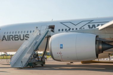 Zhukovsky, RUSSIA - 29 Ağustos 2019: Airbus A350-900 XWB yolcu uçağının plakası F-WWCF MAKS-2019 Uluslararası Hava Gösterisi, Rolls-Royce Trent motoruna bakın