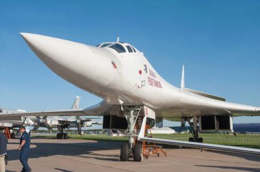 Zhukovsky, RUSSIA - 28 Ağustos 2019: Sovyet ve Rus süpersonik stratejik bombardıman uçağı Tupolev Tu-160 Blackjack MAKS-2019 hava gösterisinde kendi adıyla 