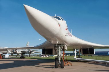 Zhukovsky, RUSSIA - 28 Ağustos 2019: Sovyet ve Rus süpersonik stratejik bombardıman uçağı Tupolev Tu-160 Blackjack MAKS-2019 hava gösterisinde kendi adıyla 