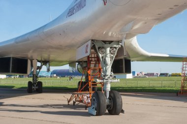 Zhukovsky, RUSSIA - 28 Ağustos 2019: Sovyet ve Rus süpersonik stratejik bombardıman uçağı Tupolev Tu-160 Blackjack MAKS-2019 hava gösterisinde, burun iniş takımlarının görüntüsü