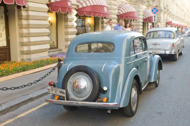 Sovyet araba moskvich-401 retro ralli gorkyclassic sakız, Moskova, arka görüş hakkında üzerinde hareket