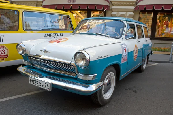 Auto bicolore Volga GAZ-22 sul rally retrò Gorkyclassic vicino Gum Department store, Mosca, vista frontale — Foto Stock