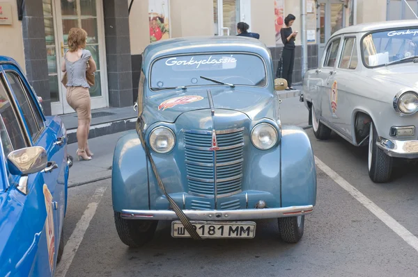 Sowjetisches Auto moskvich-401 auf Retro-Rallye gorkyclassic, Moskau, Frontansicht — Stockfoto