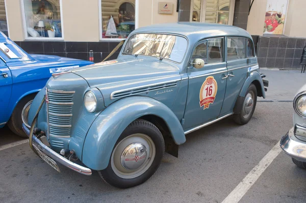 Soviet Moskvich-401 on retro rally Gorkyclassic near Gum Department store, Moscow — Stock Photo, Image