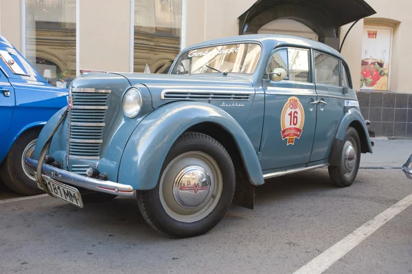 Radziecki samochód moskvich-401 na rajd retro gorkyclassic o guma, Moskwa, widok z przodu, widok z boku — Zdjęcie stockowe