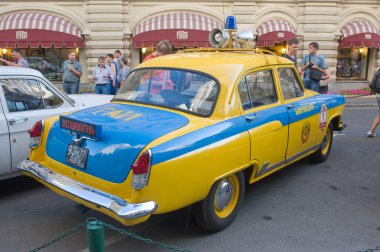 sakız mağaza, Moskova, arka görüş yanında Sovyet polisi retro araba volga gaz-21 ralli gorkyclassic