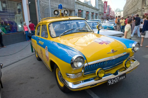 Carro de polícia velho soviético Volga GAZ-21 rali Gorkyclassic no estacionamento ao lado da loja de departamento de goma, Moscou — Fotografia de Stock