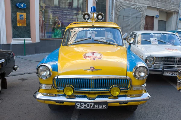Auto retrò polizia sovietica Volga GAZ-21 rally retrò Gorkyclassic su gomma, Mosca, vista frontale — Foto Stock