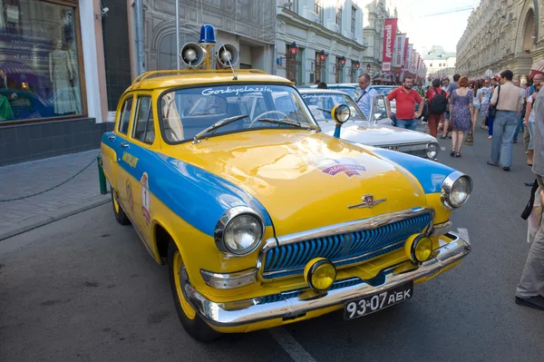Sowieckiej policji retro samochód Wołga gaz-21 rajd gorkyclassic na parkingu obok dziąseł, Moskwa, widok z przodu — Zdjęcie stockowe