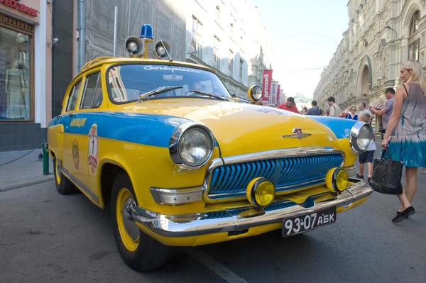 ソビエト警察レトロ車ヴォルガ gaz 21 ラリー gorkyclassic ガム、モスクワ、フロント ビューの横にある駐車場で — ストック写真