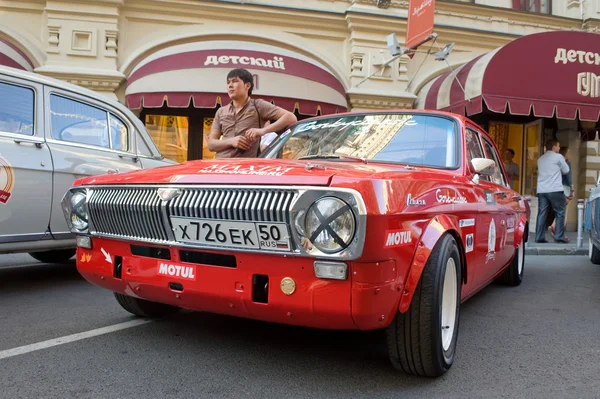 Soviet retro racing car Dzintara Volga GAZ-24 on retro rally Gorkyclassic near Gum Department store, Moscow — Stock Photo, Image