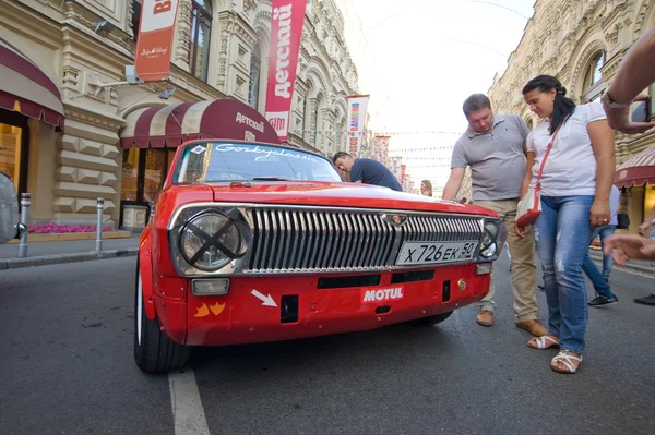 Voiture de course rétro soviétique Dzintara Volga GAZ-24 sur le rallye rétro Gorkyclassic, Moscou, vue de face — Photo