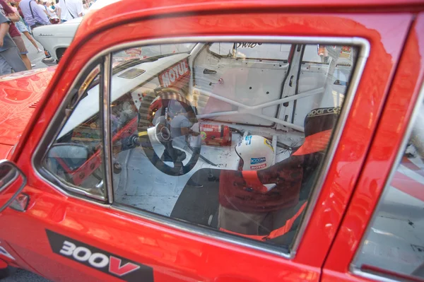Sovjet retro racing auto dzintara Wolga gaz-24 op retro rally gorkyclassic over het tandvlees is gebroken, Moskou, cabine — Stockfoto