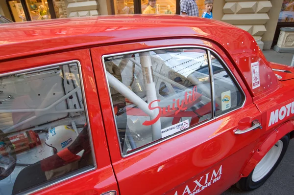 苏联复古赛车 dzintara 伏尔加 gaz-24 在复古集会 Gorkyclassic 关于 gum, 莫斯科, 片段驾驶室 — 图库照片