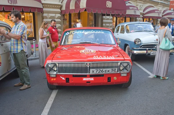 Sowjetischer Retro-Rennwagen dzintara volga gaz-24 bei der Rallye gorkyclassic, Gummi, Moskau, Frontansicht — Stockfoto