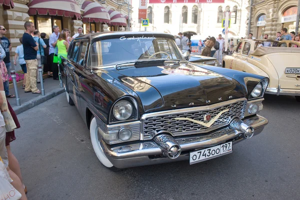 Radzieckich retro samochodów Czajka gaz-13 na rajd retro gorkyclassic na parkingu przy sklepie gumy, Moskwa — Zdjęcie stockowe