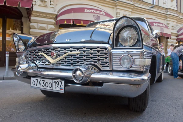 レトロなラリー gorkyclassic、グム百貨店、モスクワの近くにレトロな車がソビエト チャイカ gaz-13 — ストック写真