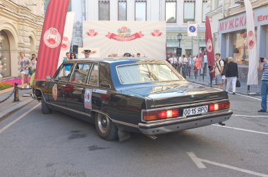 Sovyet retro araba chaika gaz-14 retro ralli gorkyclassic sakız mağaza, Moskova, arka görüş yanında