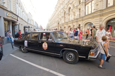 Sovyet araba Chaika Gaz-14 retro ralli Gorkyclassic, Sakız, Moskova, yan görünüm