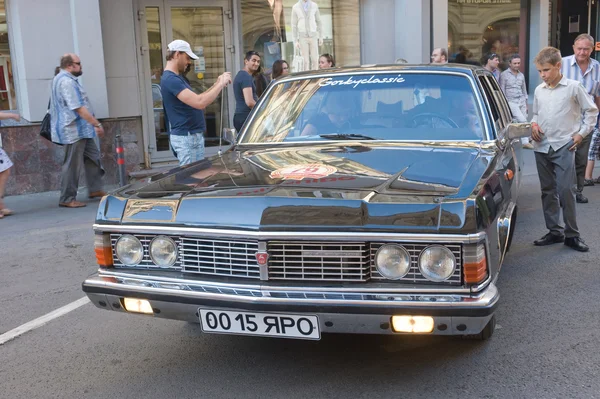 Carro retro soviético Chaika GAZ-14 retro rali Gorkyclassic no estacionamento ao lado da Goma, Moscou, vista frontal — Fotografia de Stock