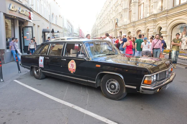 Sakız, Moskova, önden görünüm yakınındaki eski Sovyet retro araba gaz-14 retro ralli gorkyclassic — Stok fotoğraf