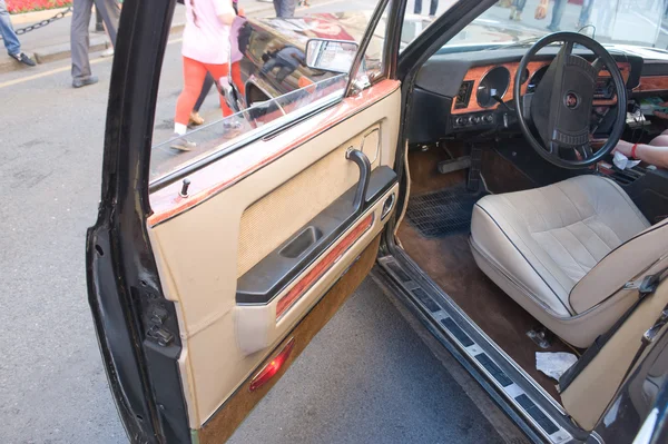 Coche soviético Chaika GAZ-14 retro rally Gorkyclassic, GUM, Moscú, vista del asiento del conductor —  Fotos de Stock