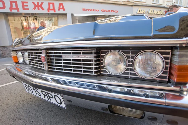 Radziecki samochód Czajka gaz-14 rajd retro gorkyclassic, w pobliżu towarowego Gum, Moskwa, światła zbliżenie — Zdjęcie stockowe