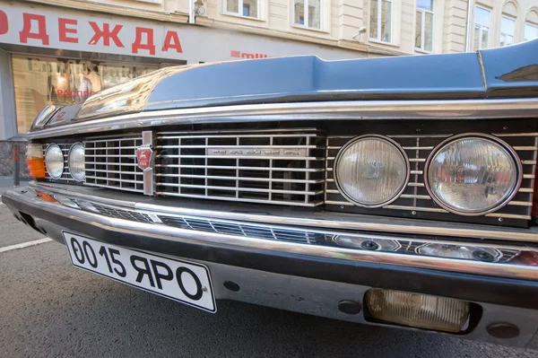 Radziecki samochód Czajka gaz-14 rajd retro gorkyclassic, w pobliżu towarowego Gum, Moskwa, światła zbliżenie — Zdjęcie stockowe