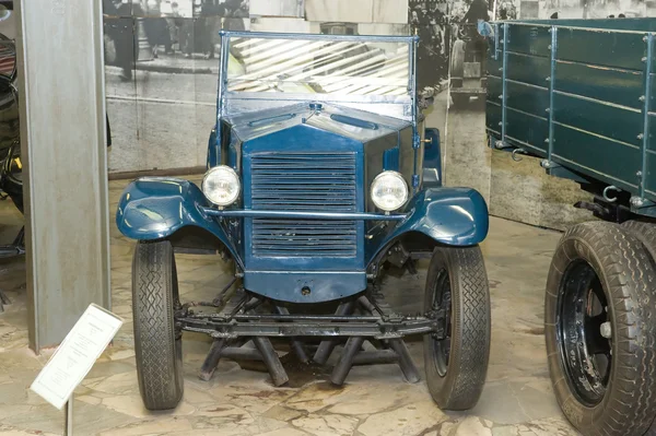 El primer vehículo de pasajeros soviético NAMI-1 en el Museo Politécnico de Moscú, vista frontal — Foto de Stock