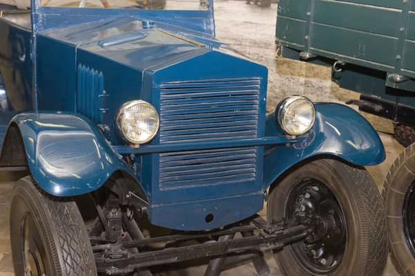 O primeiro carro de passageiros soviético NAMI-1 no Museu Politécnico, Moscou, vista frontal — Fotografia de Stock