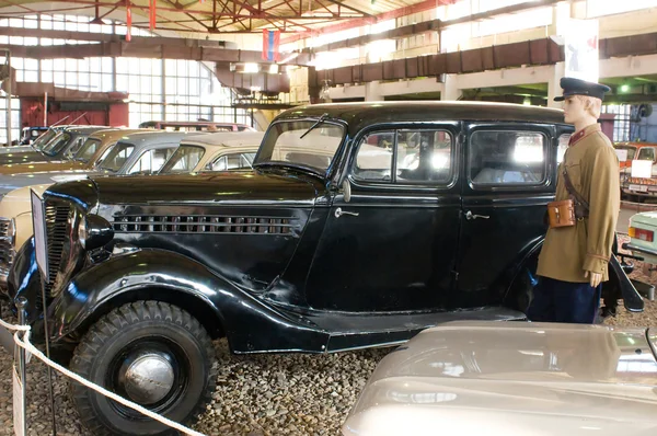 ГАЗ-11-73 (черный ворон) с куклой сотрудницы НКВД в Музее ретро-автомобилей в Рогожском Валу, Москва — стоковое фото