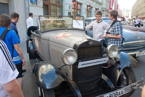 Auto retrò sovietica GAZ-A (copia con licenza Ford-A) per rally retrò Gorkyclassic nel parcheggio vicino alla gomma, vista frontale — Foto Stock