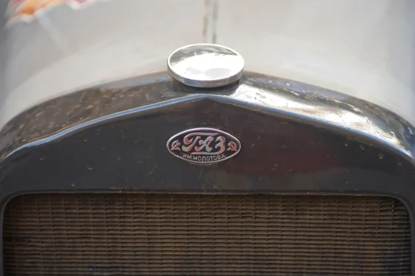 Godło radzieckich retro samochód gaz-a (licencjonowany kopiować ford-a) na gorkyclassic retro Rajd na parkingu w pobliżu guma sklepie, Moskwa, widok z przodu — Zdjęcie stockowe