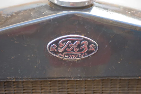 L'emblema della vettura retrò sovietica GAZ-A (copia con licenza Ford-A) per il rally retrò Gorkyclassic nel parcheggio vicino a Gomma, Mosca, vista frontale — Foto Stock