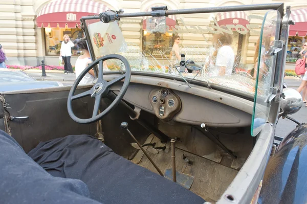 Carro retro soviético GAZ-A (cópia licenciada Ford-A) para retro rali Gorkyclassic no estacionamento perto da loja de departamento de goma, Moscou, ver o painel — Fotografia de Stock