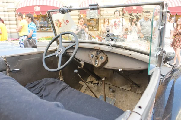 Voiture rétro soviétique GAZ-A (copie sous licence Ford-A) pour le rallye rétro Gorkyclassic sur Gum, Moscou, cabine — Photo