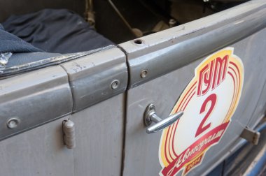 Sovyet retro araba gaz-a (lisanslı ford-a) için kopya retro ralli gorkyclassic sakız mağaza, Moskova yakınlarında park yerinde kapı kolu ile parçalara ayırması.