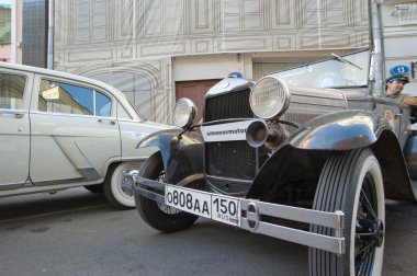 Sovyet retro araba gaz-a (lisanslı ford-a) için kopya retro gorkyclassic sakız, önden görünüm yakınındaki park yerinde ralli