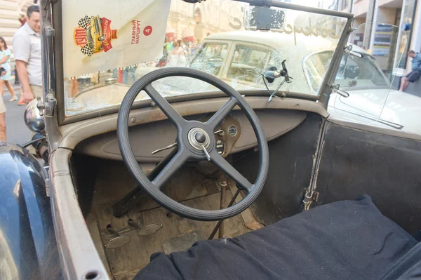 Sovětské retro vozu gaz-a (licencované kopie ford-a) pro retro rallye gorkyclassic pro o guma, Moskva, pohled na volantu — Stock fotografie