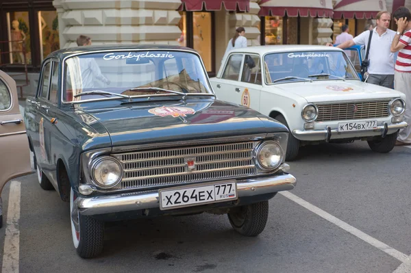 Auto sovietica Moskvich-408 sul rally retrò Gorkyclassic, GUM, Mosca, vista frontale — Foto Stock