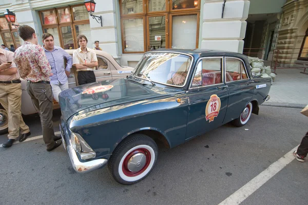 Voiture soviétique Moskvich-408 sur le rallye rétro Gorkyclassic, GUM, Moscou — Photo