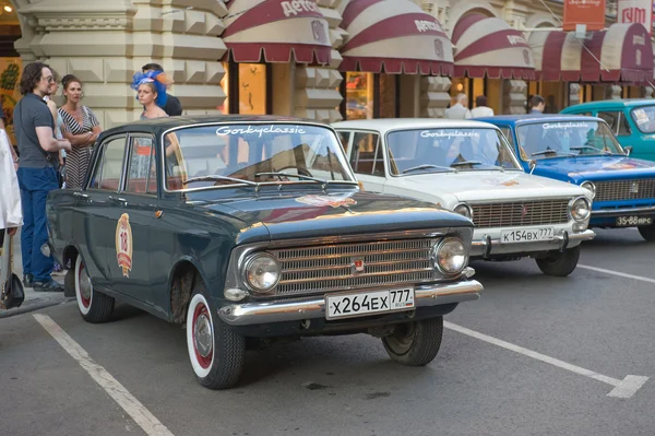 Bir vintage araba Moskof sayısı ve Lada retro üzerinde Gorkyclassic, Sakız, Moskova, yan görünüm ralli — Stok fotoğraf