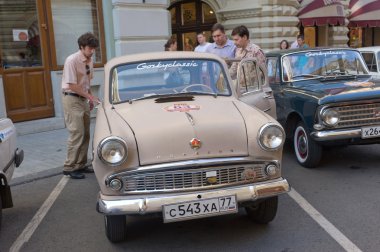 Sovyet retro araba moskvich-403 retro ralli gorkyclassic sakız, Moskova, önden görünüm yakınındaki park yerinde üzerinde