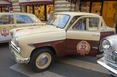 Sovyet iki ton araba moskvich-407 retro ralli gorkyclassic sakız mağaza, Moskova, yan görünüm yakınındaki park yerinde üzerinde
