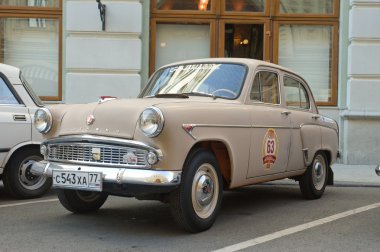 Retro araba moskvich-403 retro ralli gorkyclassic sakız mağaza, Moskova, yan görünüm yakınındaki park yerinde üzerinde