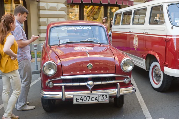 Carro retro soviético Moskvich-407 no rali retro Gorkyclassic no estacionamento perto da loja de departamento de goma, Moscou, vista frontal — Fotografia de Stock