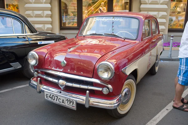 Voiture soviétique bicolore Moskvich-407 sur le rallye rétro Gorkyclassic dans le parking près du grand magasin Gum, Moscou — Photo