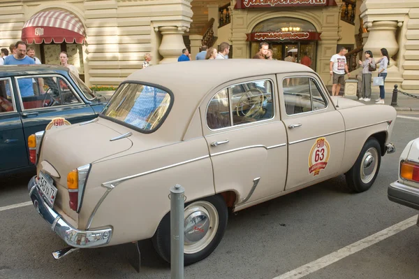 Radziecki samochód moskvich-403 na rajd retro gorkyclassic na parkingu w pobliżu dziąseł, Moskwa, widok z boku — Zdjęcie stockowe