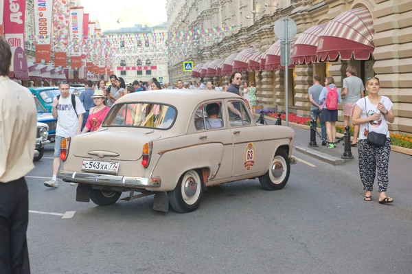 Soviético coche retro Moskvich-403 en el rally retro Gorkyclassic para acerca de Gum Department store, Moscú —  Fotos de Stock